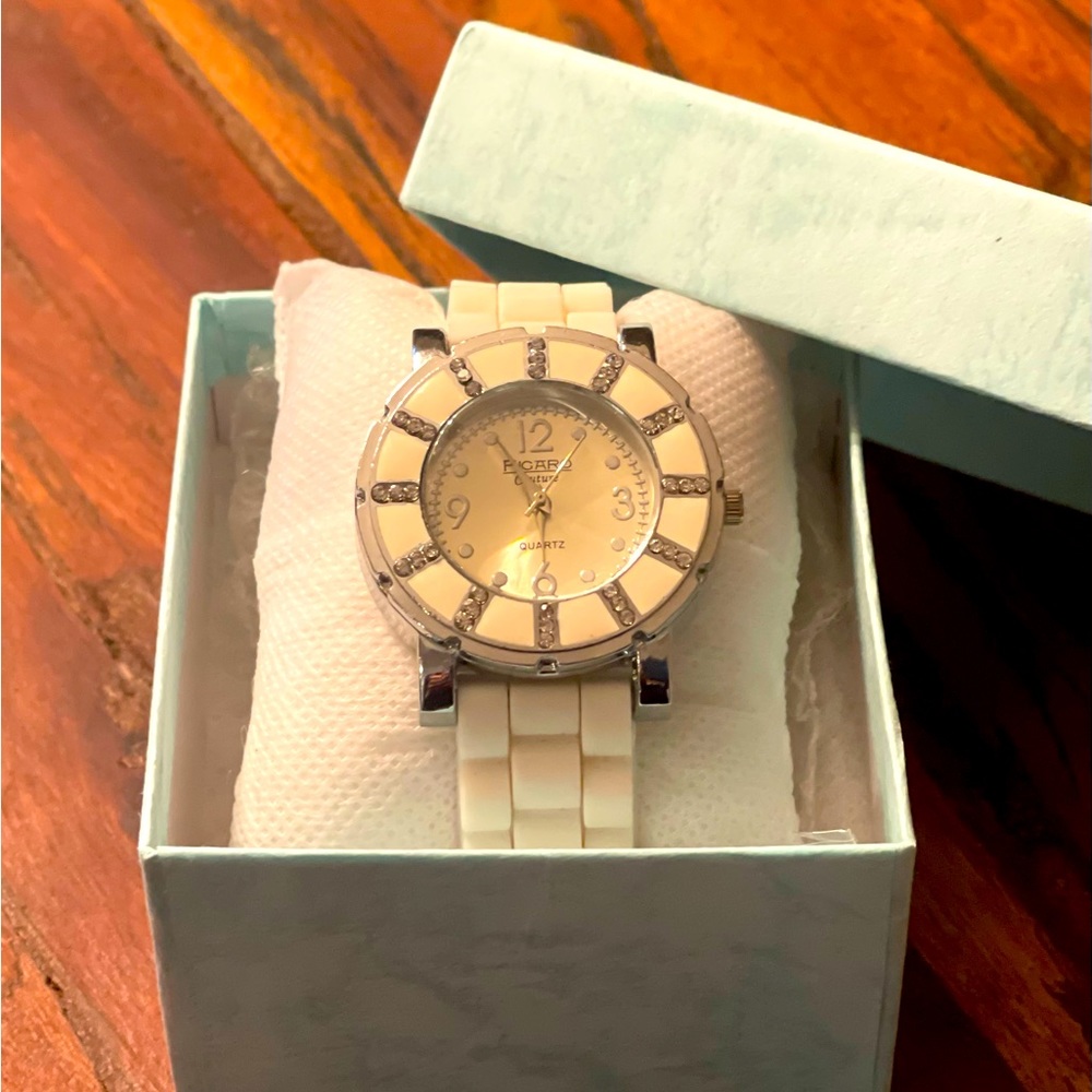 Ladies Figaro Couture Quartz Watch perfect for work or play! Comes in gift box.
